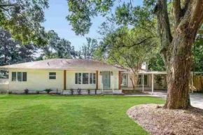 Mid City ranch! Huge backyard/Private pool!